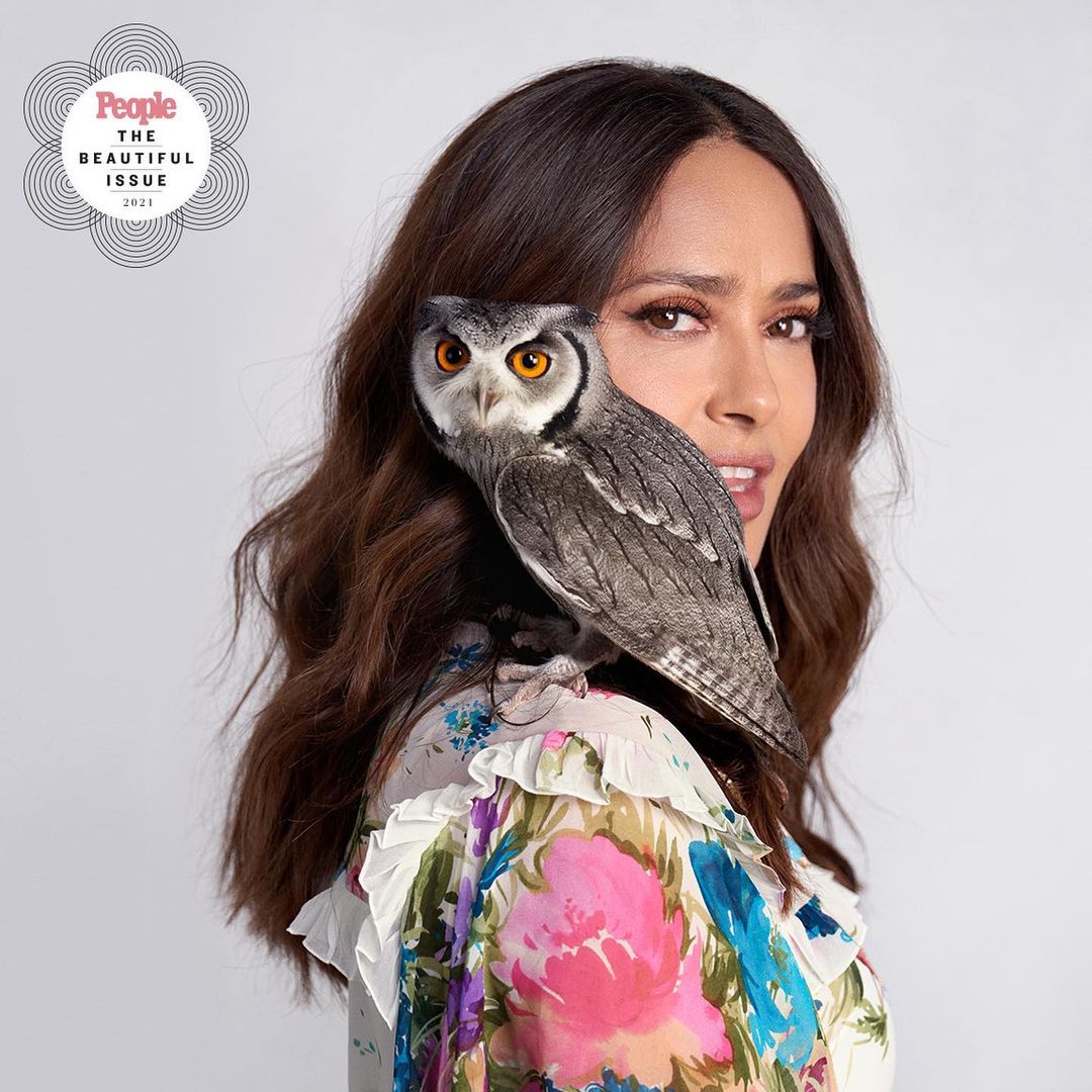 54-летняя Сальма Хайек в цветастой блузе восхитила молодостью и красотой