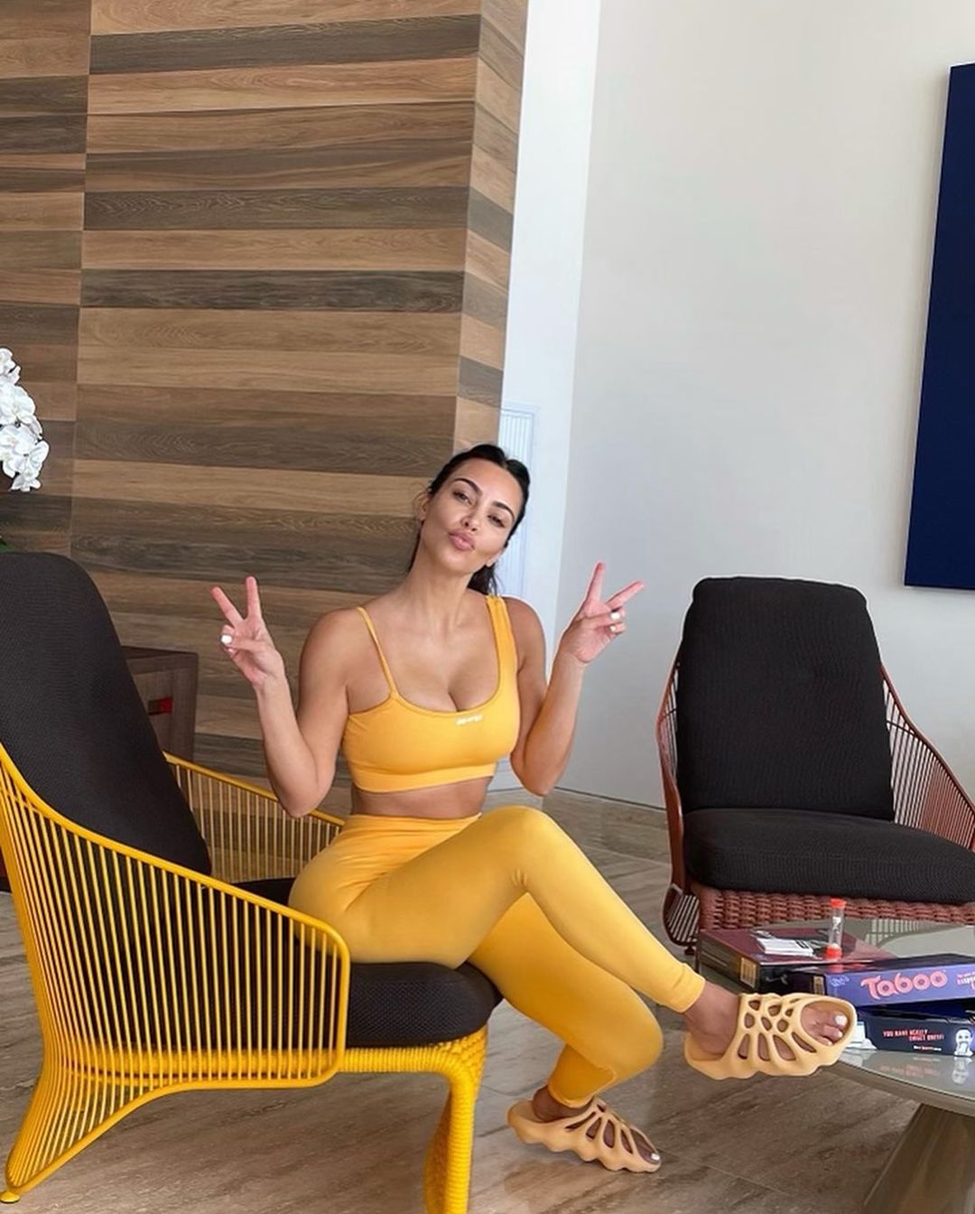 Она идеальна: Ким Кардашьян в легинсах и топе похвасталась спортивной фигурой