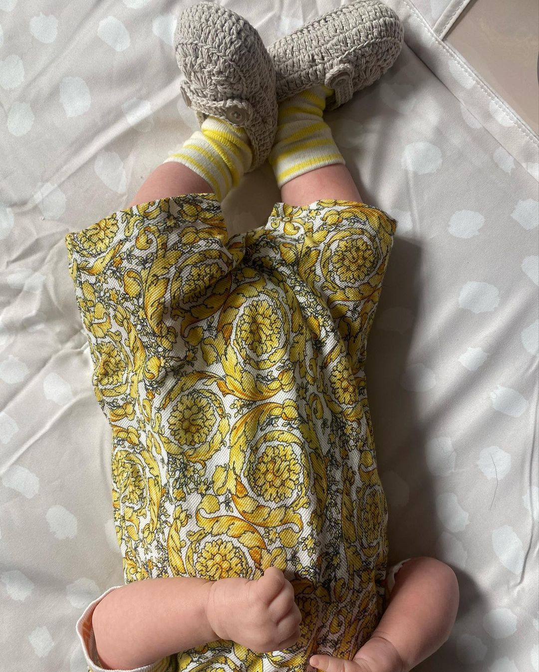 Соблазнительная мамочка: Эмили Ратаковски вышла в свет в платье с экстремальным декольте