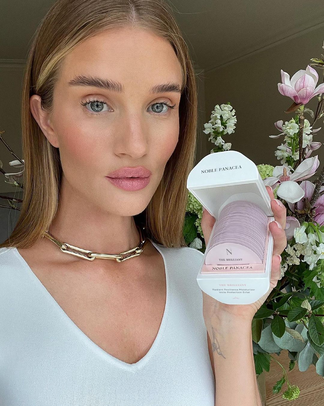 Шкіра, як у супермоделі: Роузі Хантінгтон-Уайтлі розкрила секрет сяючого зовнішнього вигляду