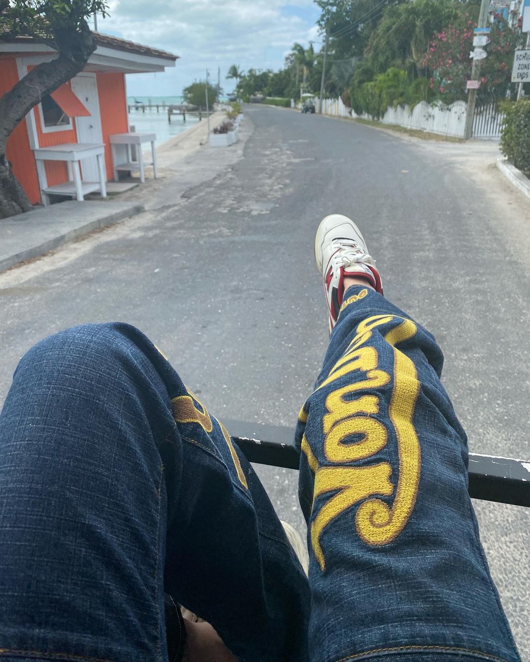 Топ на голое тело и широкие джинсы: Белла Хадид показала горячий пляжный образ