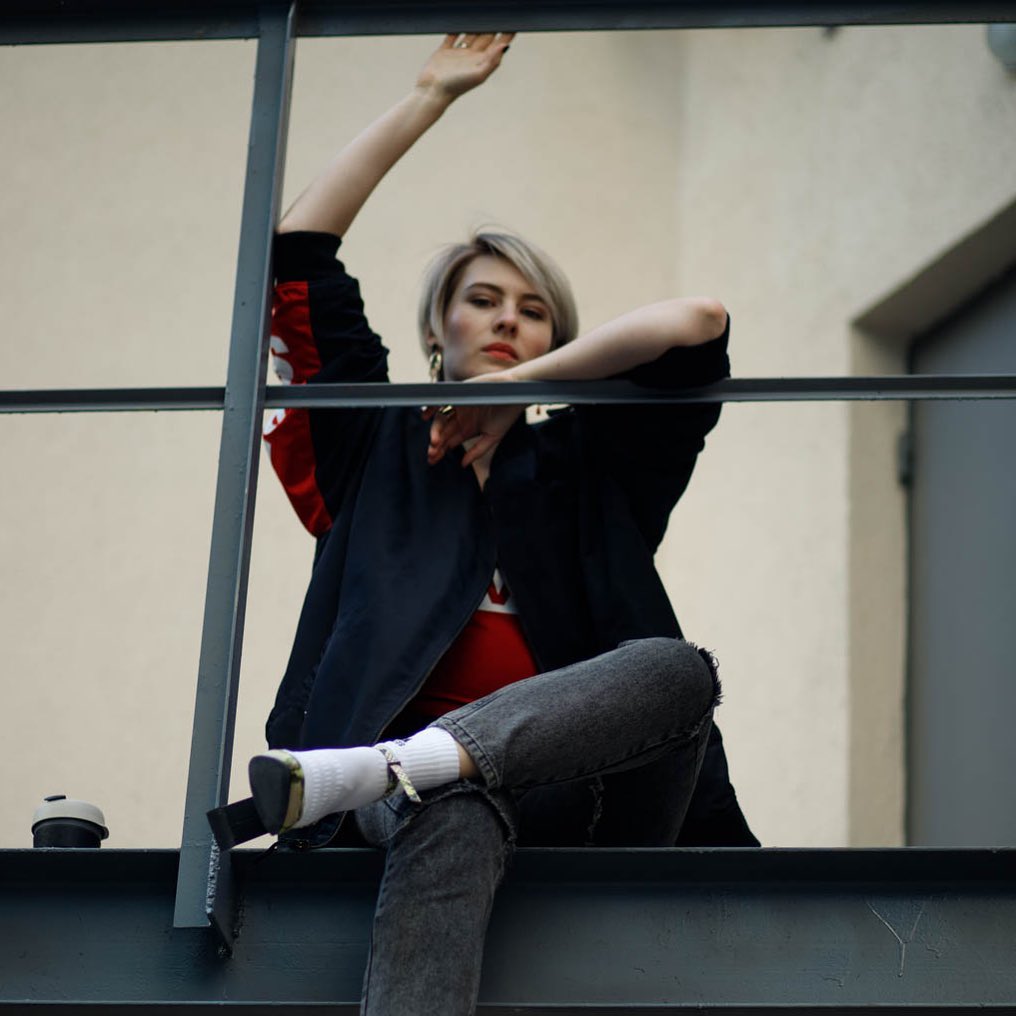 Смотрите на посадку, а не на размер: стилист поделилась простыми приемами для удачного лука