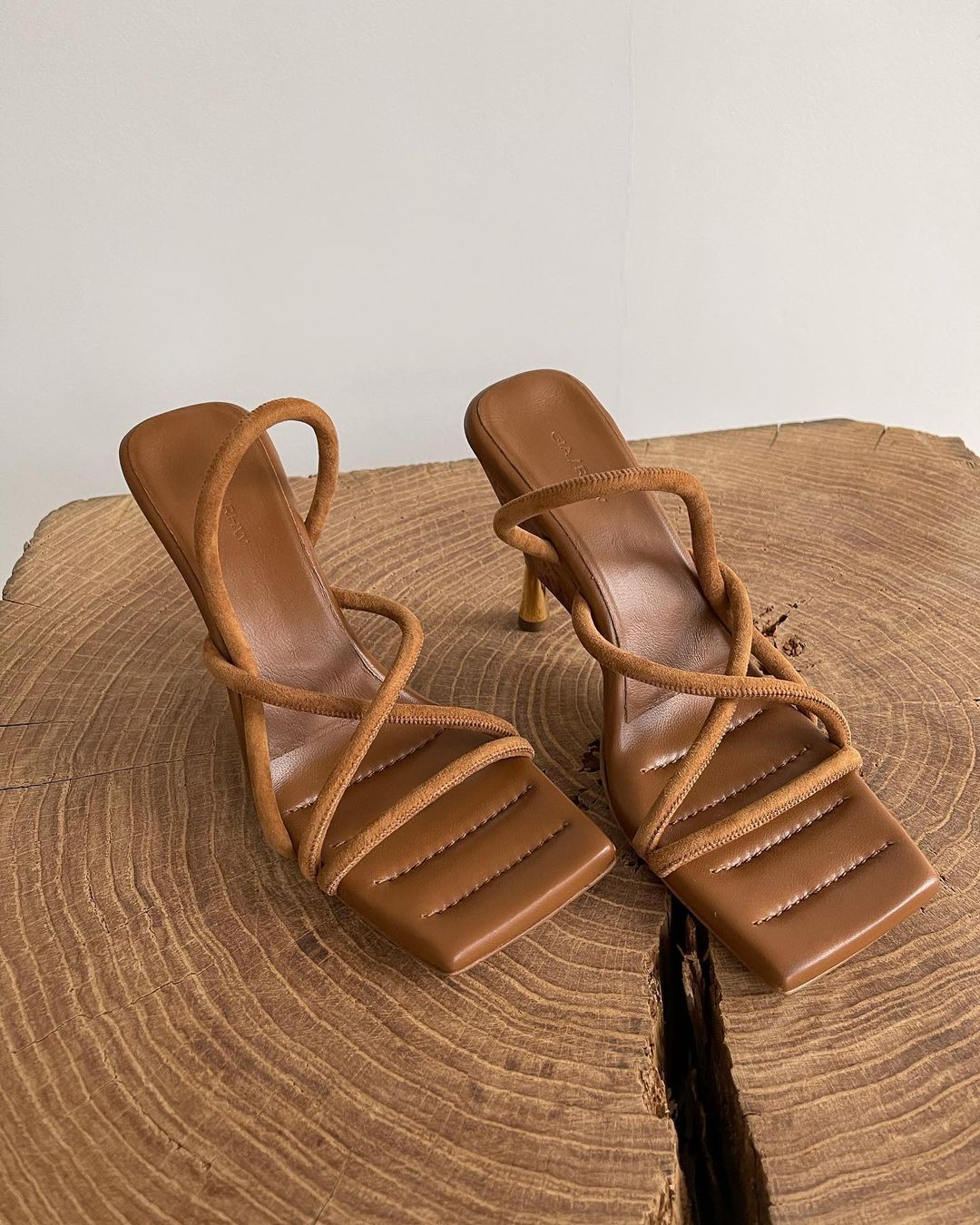 Стильно и комфортно: Роузи Хантингтон-Уайтли учит носить трикотажное платье