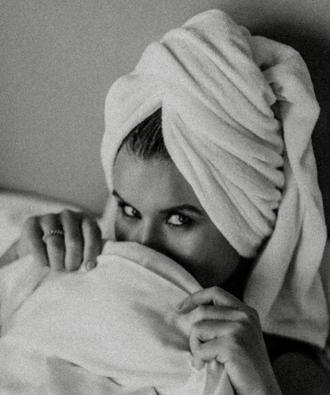 В джакузи и постели: жена MONATIK'а завела сеть пикантными фото