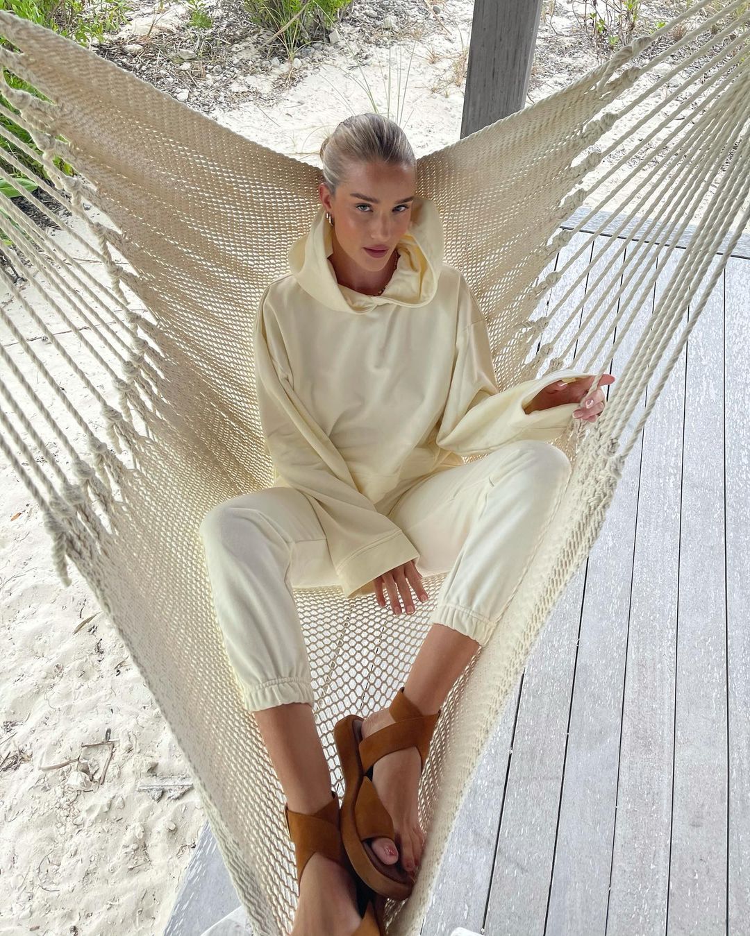 Толстовка и укороченные брюки: Роузи Хантингтон-Уайтли показала кремовый total look на каждый день