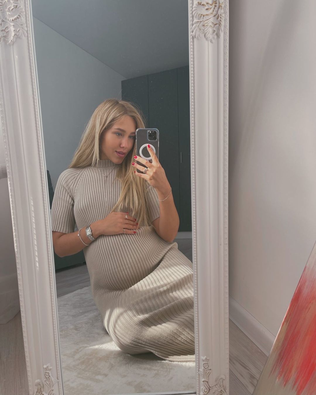 С трепетом жду встречи: Даша Квиткова показала заметно округлившийся животик