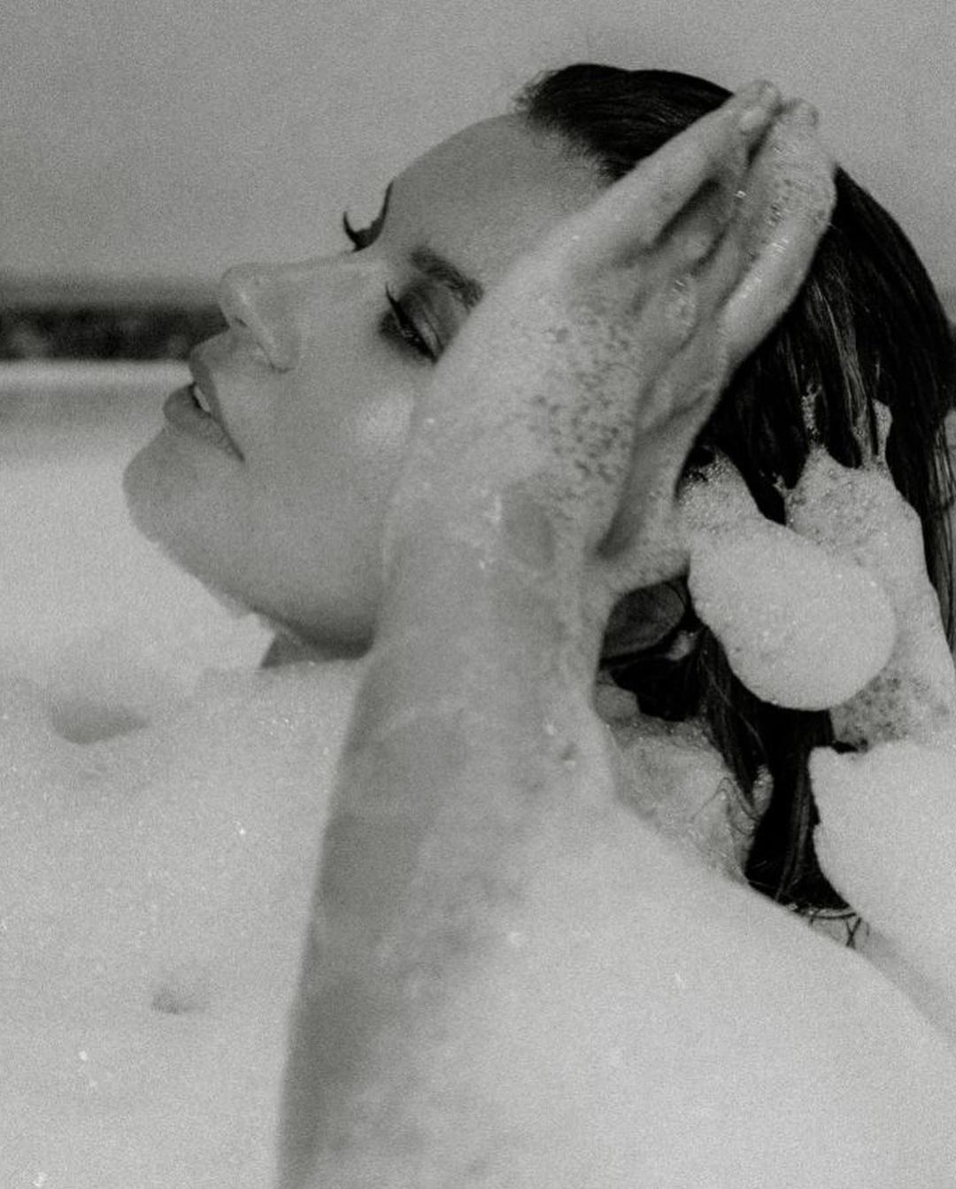 В джакузи и постели: жена MONATIK'а завела сеть пикантными фото