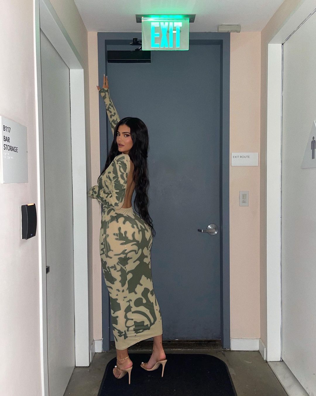 Она вообще реальная? Кайли Дженнер в шикарном платье покорила сеть формами