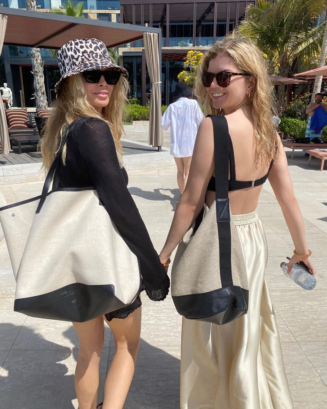 Двое из ларца: Вера Брежнева очаровала сеть милым фото с сестрой