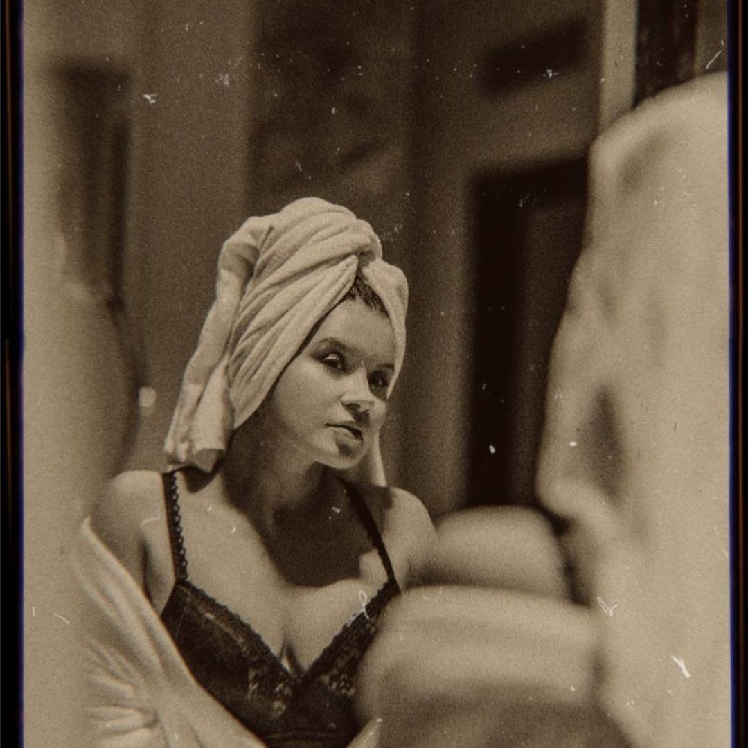 В джакузи и постели: жена MONATIK'а завела сеть пикантными фото