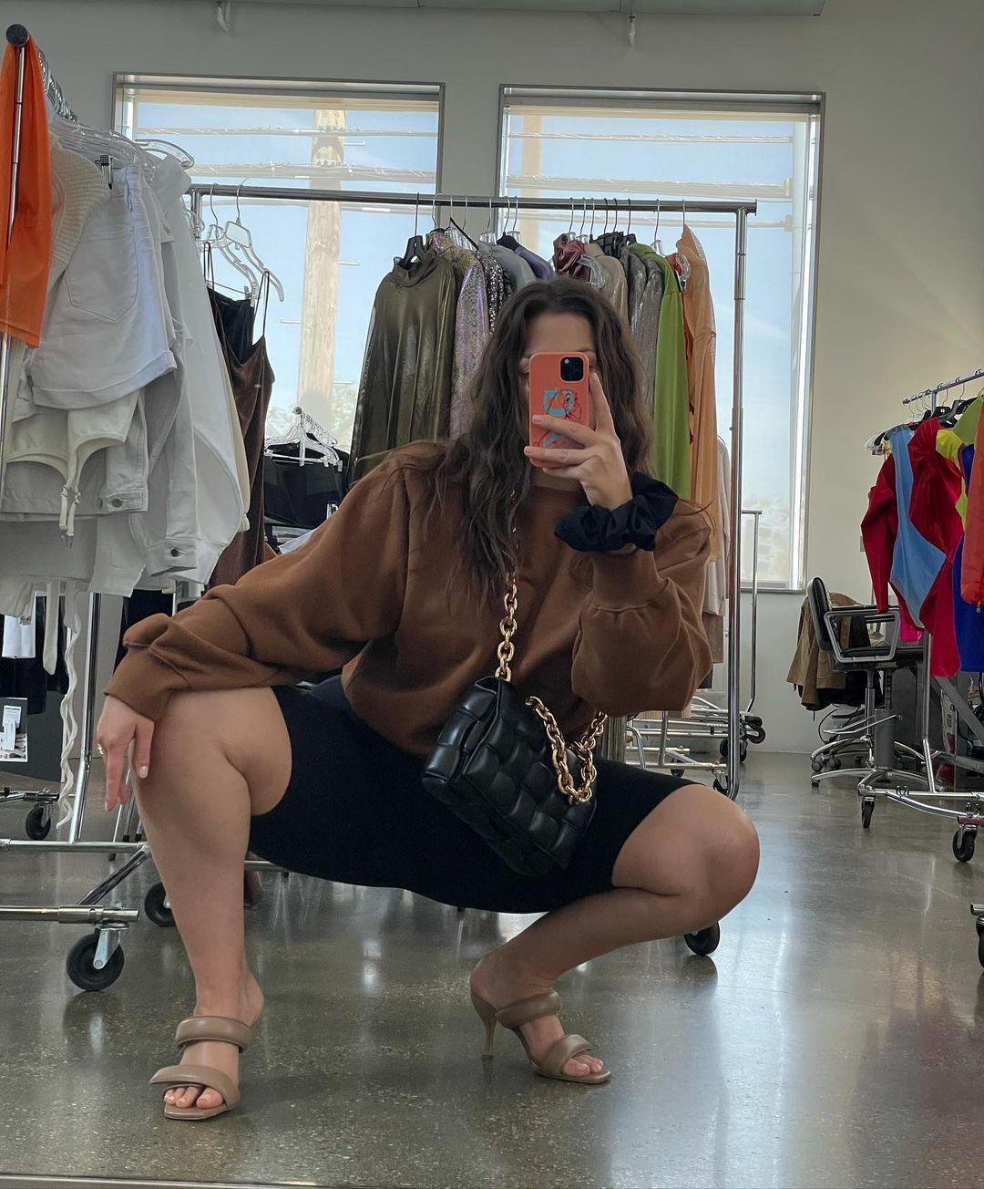 Велосипедки и шпильки: Эшли Грэм отправилась на прогулку в соблазнительном кэжуал-образе