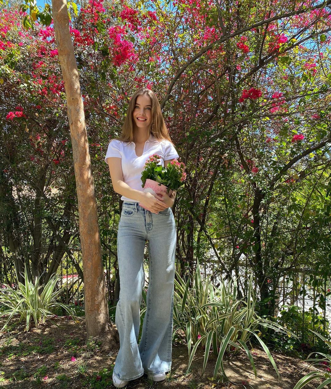 Брюки клеш и тенниска: Барбара Палвин покорила идеальной фигурой в стильном весеннем луке