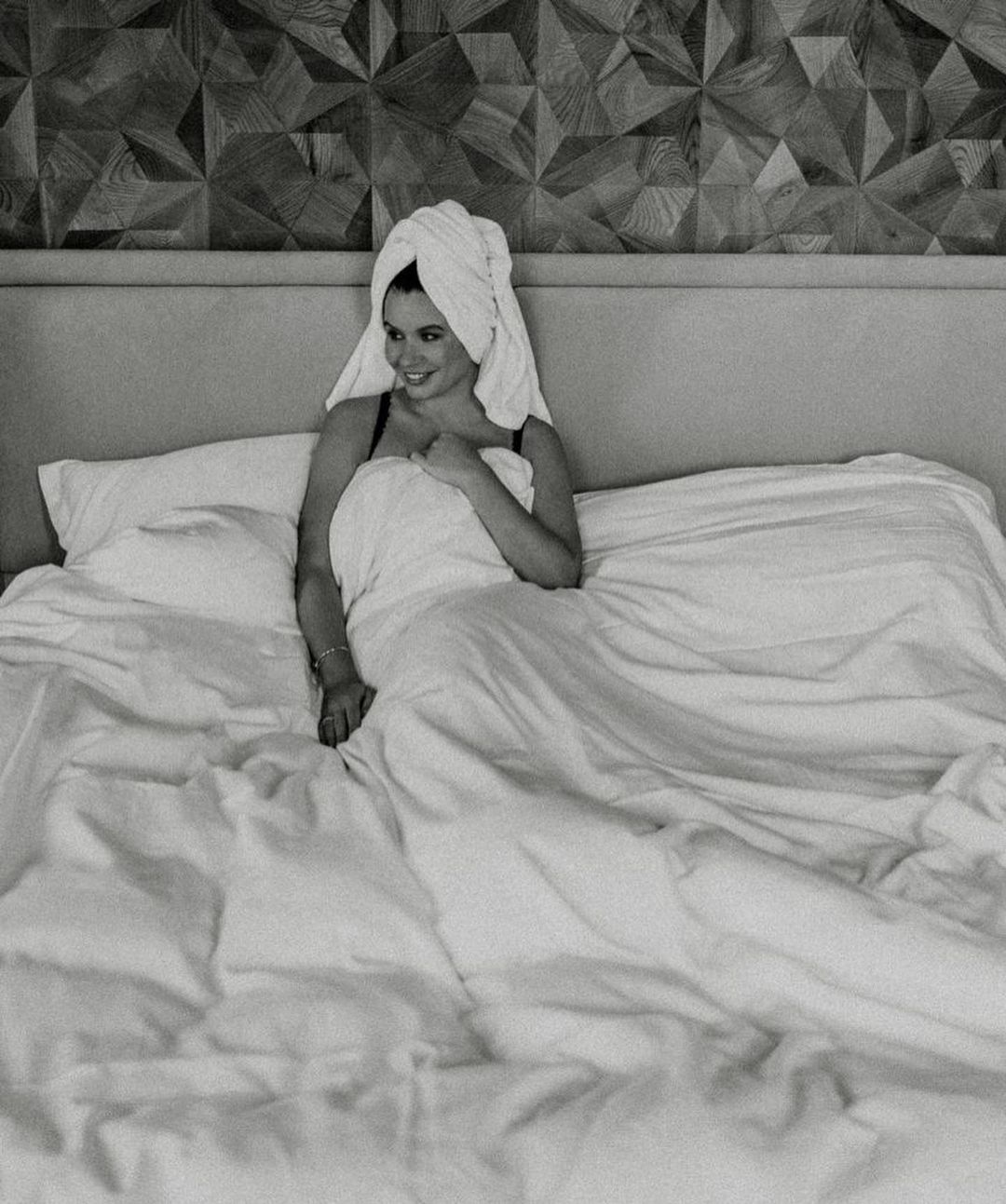 В джакузи и постели: жена MONATIK'а завела сеть пикантными фото