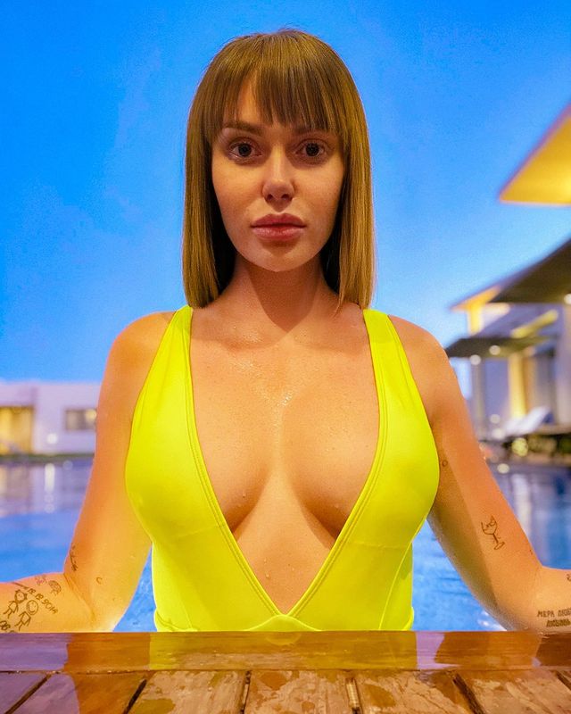 Слава Каминская с экстремальным декольте заговорила о радикальных переменах во внешности