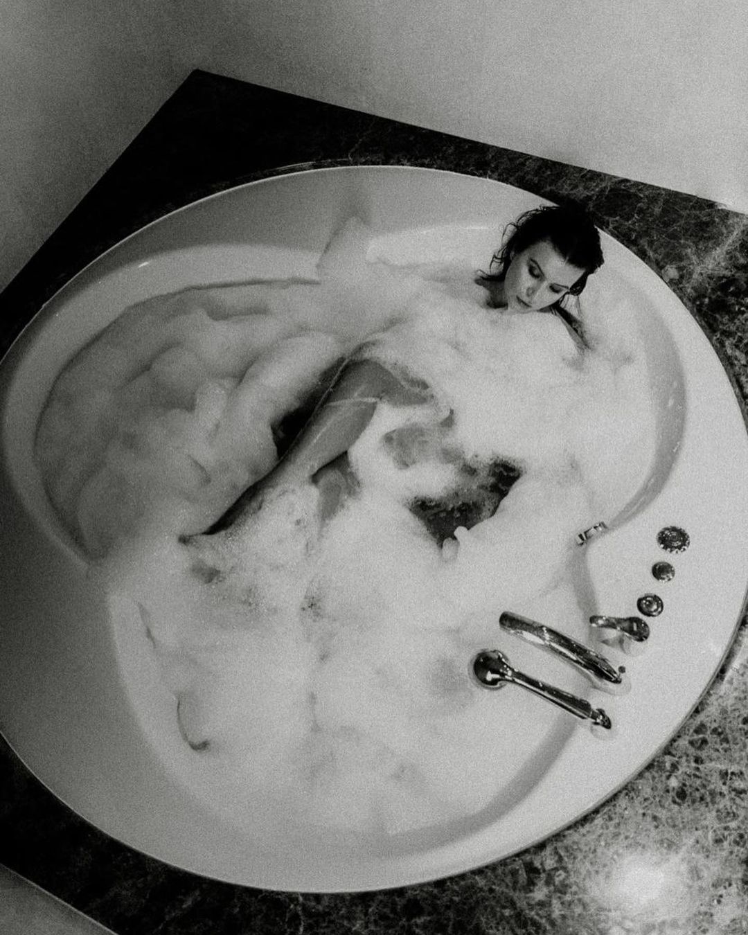 В джакузи и постели: жена MONATIK'а завела сеть пикантными фото