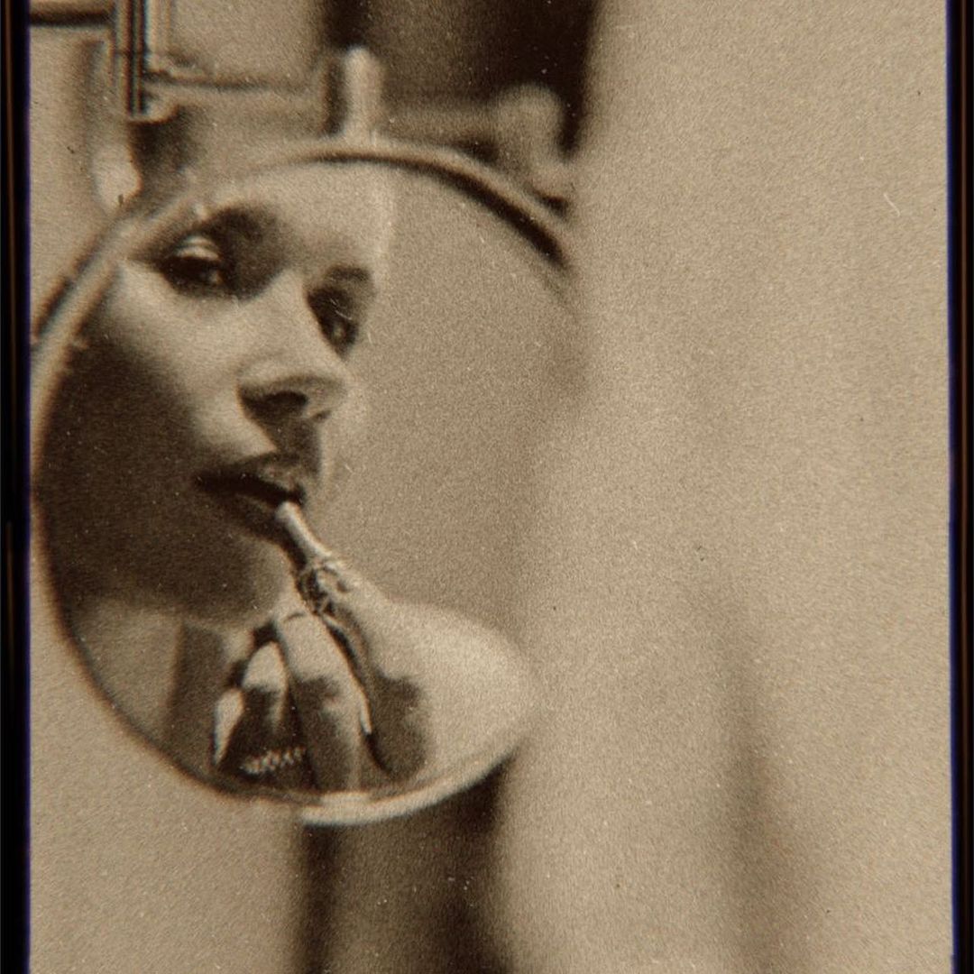 В джакузи и постели: жена MONATIK'а завела сеть пикантными фото