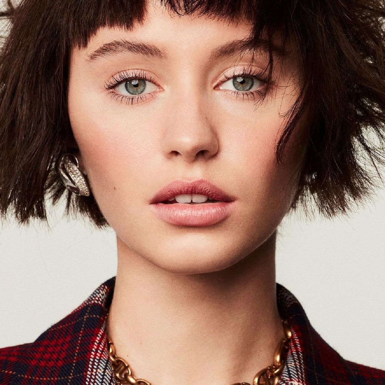 Дерзкая брюнетка: юная дочь Джуда Лоу вызвала восторг кардинальной сменой прически