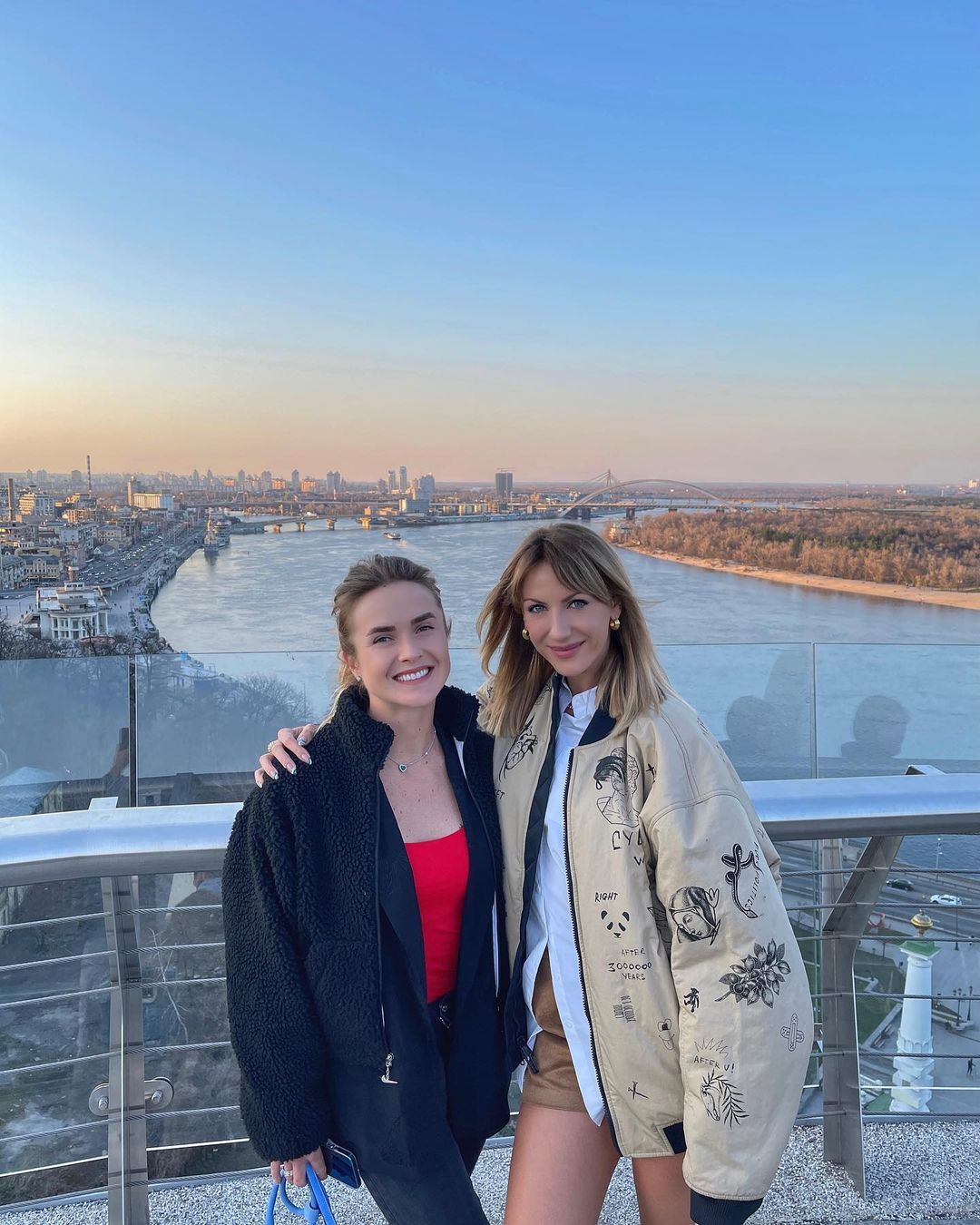 Леся, де штани? Нікітюк здивувала зовнішнім виглядом на прогулянці з Еліною Світоліною