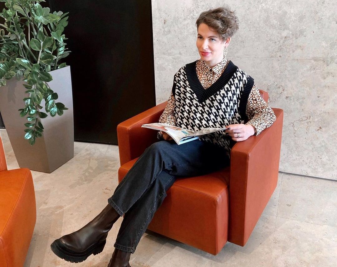 Не такі, як у бабусі: стиліст показала актуальні моделі в'язаних жилетів в 2021