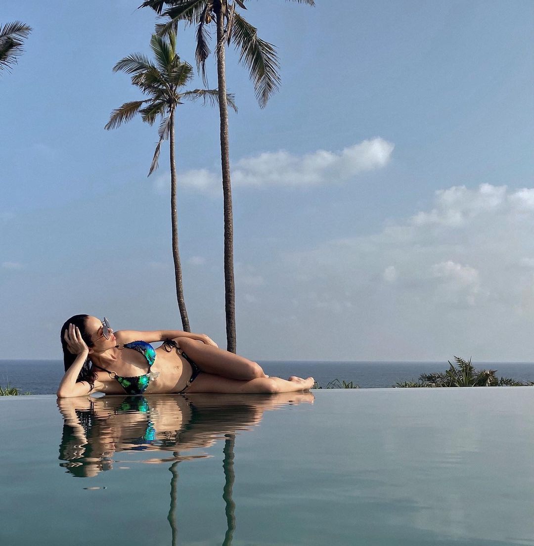 Что за фривольности! Екатерина Кухар блеснула изящной фигурой в бикини