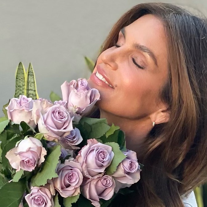 Ідеально на весну: 55-річна Сінді Кроуфорд підкорила стрункою фігурою в джинсовому total look