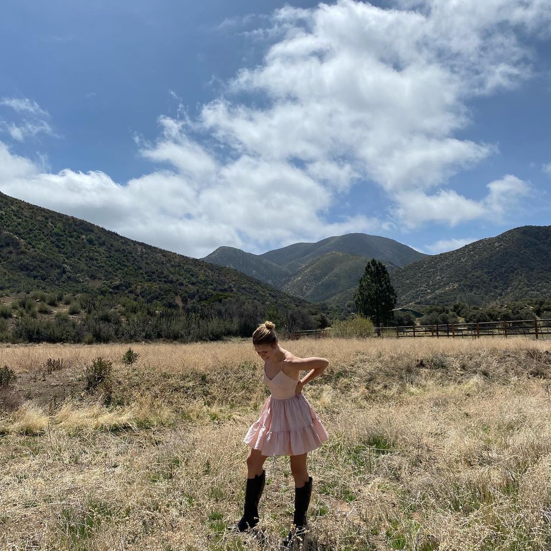 Горячая ковбойша: дочь Брежневой в воздушном мини соблазнила красотой среди прерий