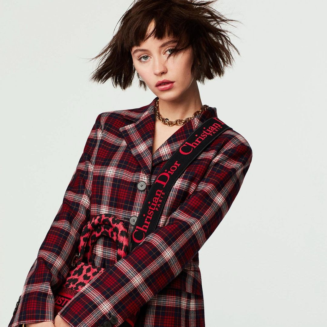 Дерзкая брюнетка: юная дочь Джуда Лоу вызвала восторг кардинальной сменой прически