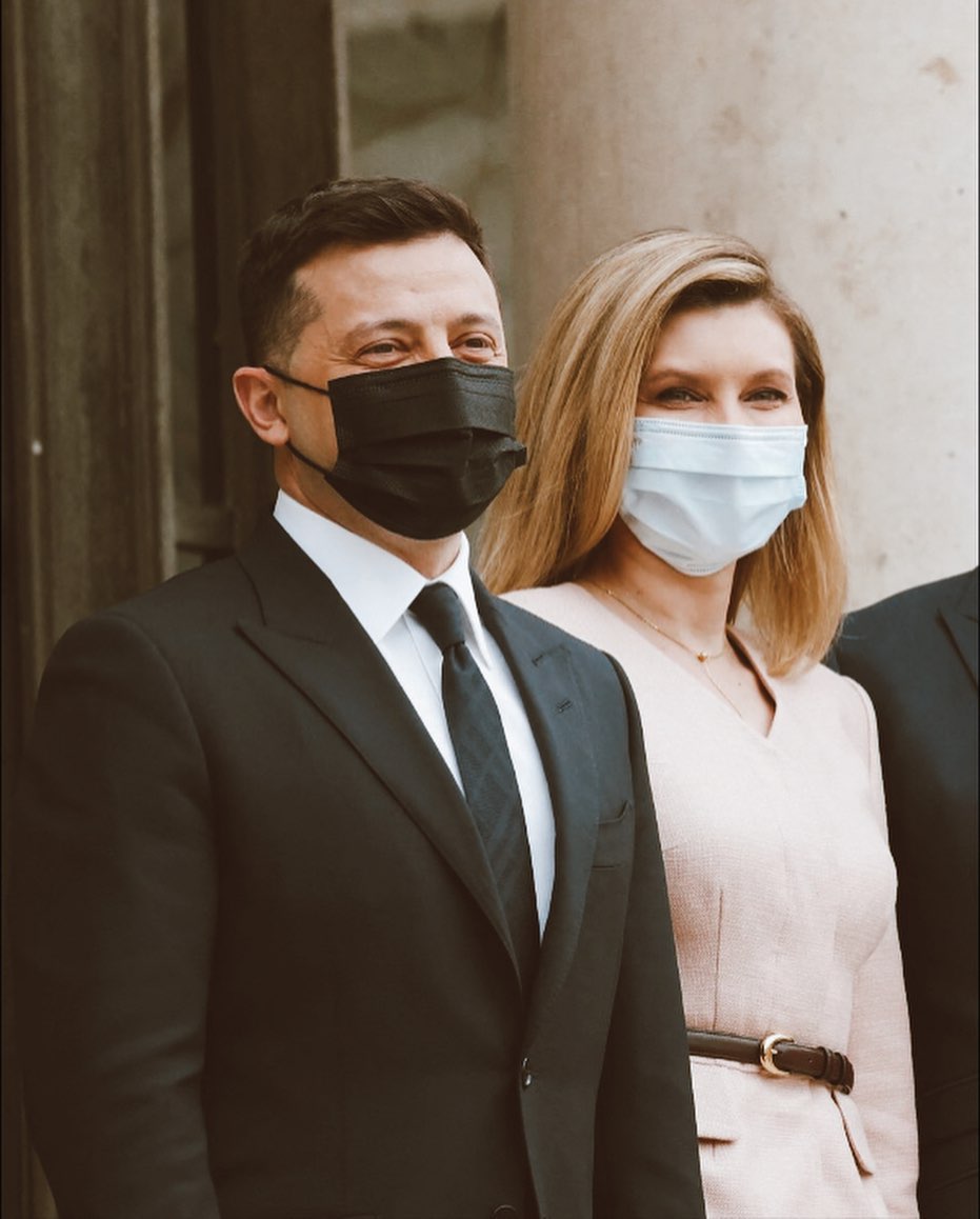 Елегантна класика: Олена Зеленська в стильному облягаючому костюмі прибула в Париж