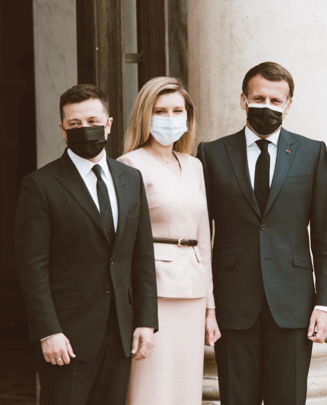 Елегантна класика: Олена Зеленська в стильному облягаючому костюмі прибула в Париж