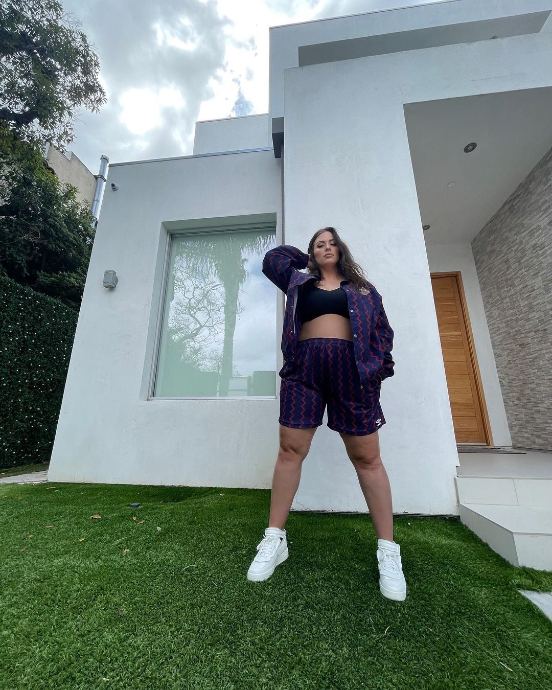 Эшли Грэм в &quot;пижамных&quot; шортах и кроп-топе восхитила роскошной фигурой