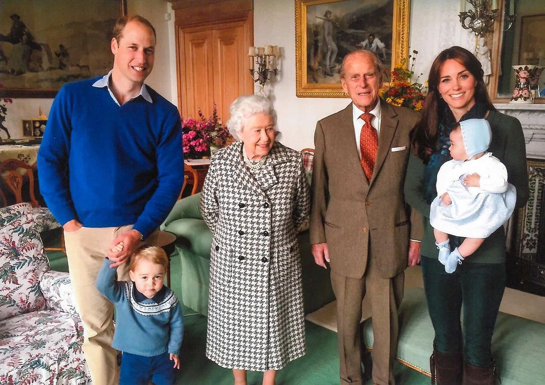 Королівська родина показала неопубліковані раніше фото Єлизавети II і принца Філіпа з правнуками