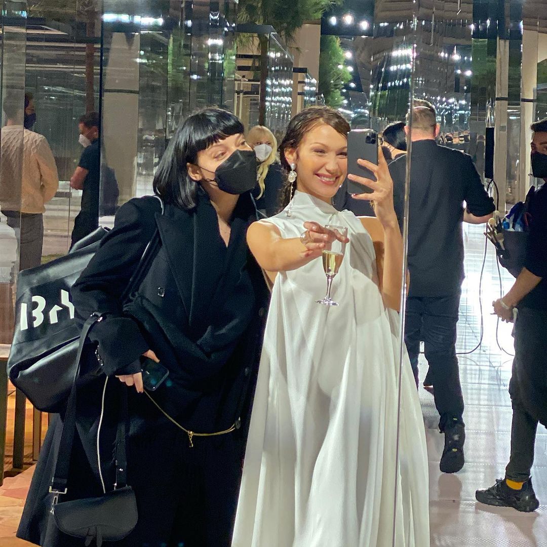 Королева подіуму: Белла Хадід захопила розкішною фігурою у вбраннях від кутюр