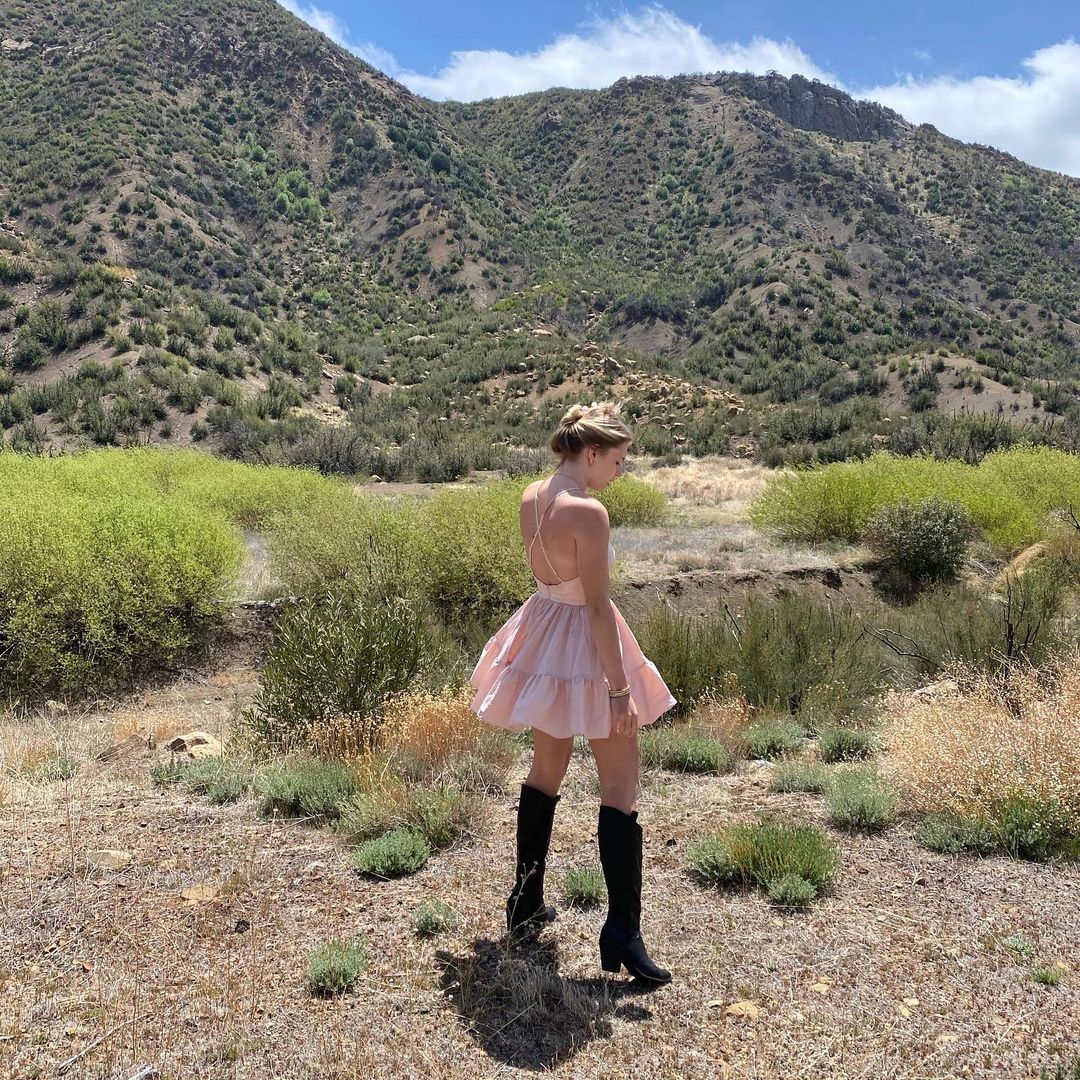 Горячая ковбойша: дочь Брежневой в воздушном мини соблазнила красотой среди прерий