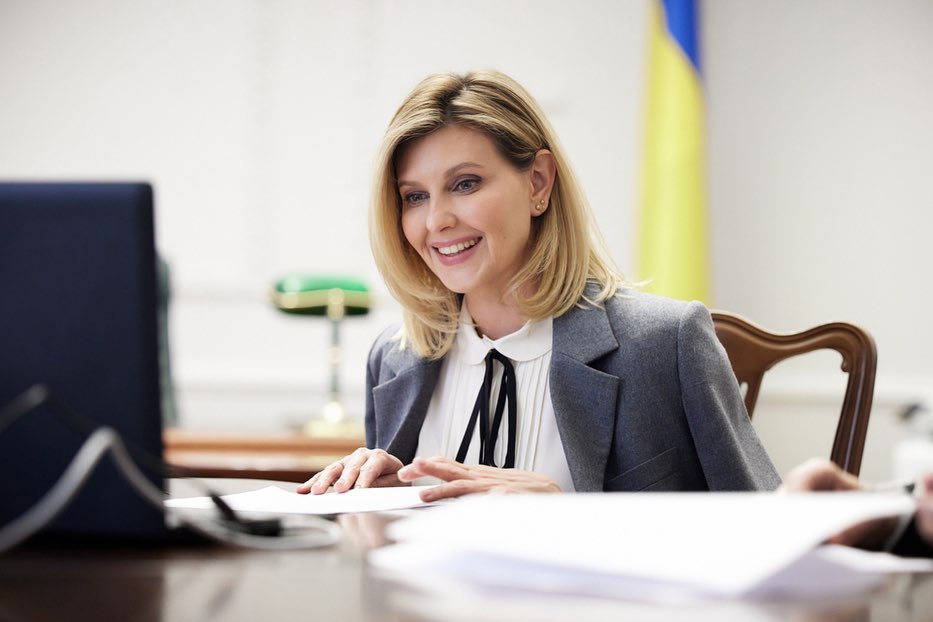 Закрита блуза і сірий піджак: Зеленська демонструє стриманий образ на кожен день