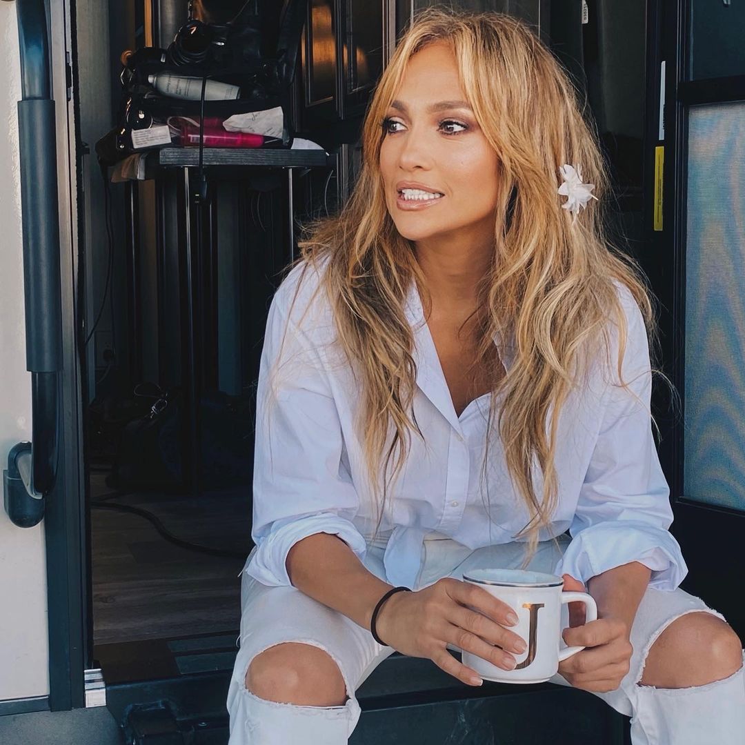 Рваные джинсы и белая рубашка: Дженнифер Лопес показала стильный образ на лето