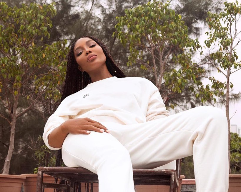 50-річна Наомі Кемпбелл в міні-спідниці і світшоті захопила спортивною фігурою