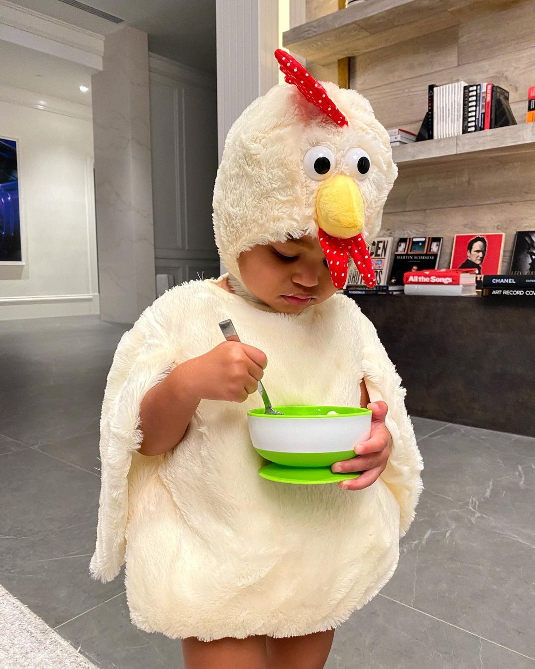 Напівгола біля басейну: Кайлі Дженнер в модному бікіні поділилася рецептом щастя