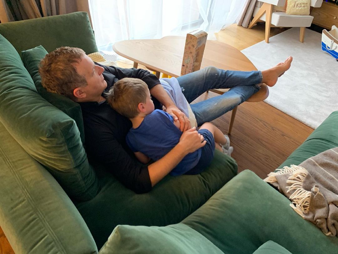 Такі милі! Юрій Горбунов показав, як дивиться мультики з сином