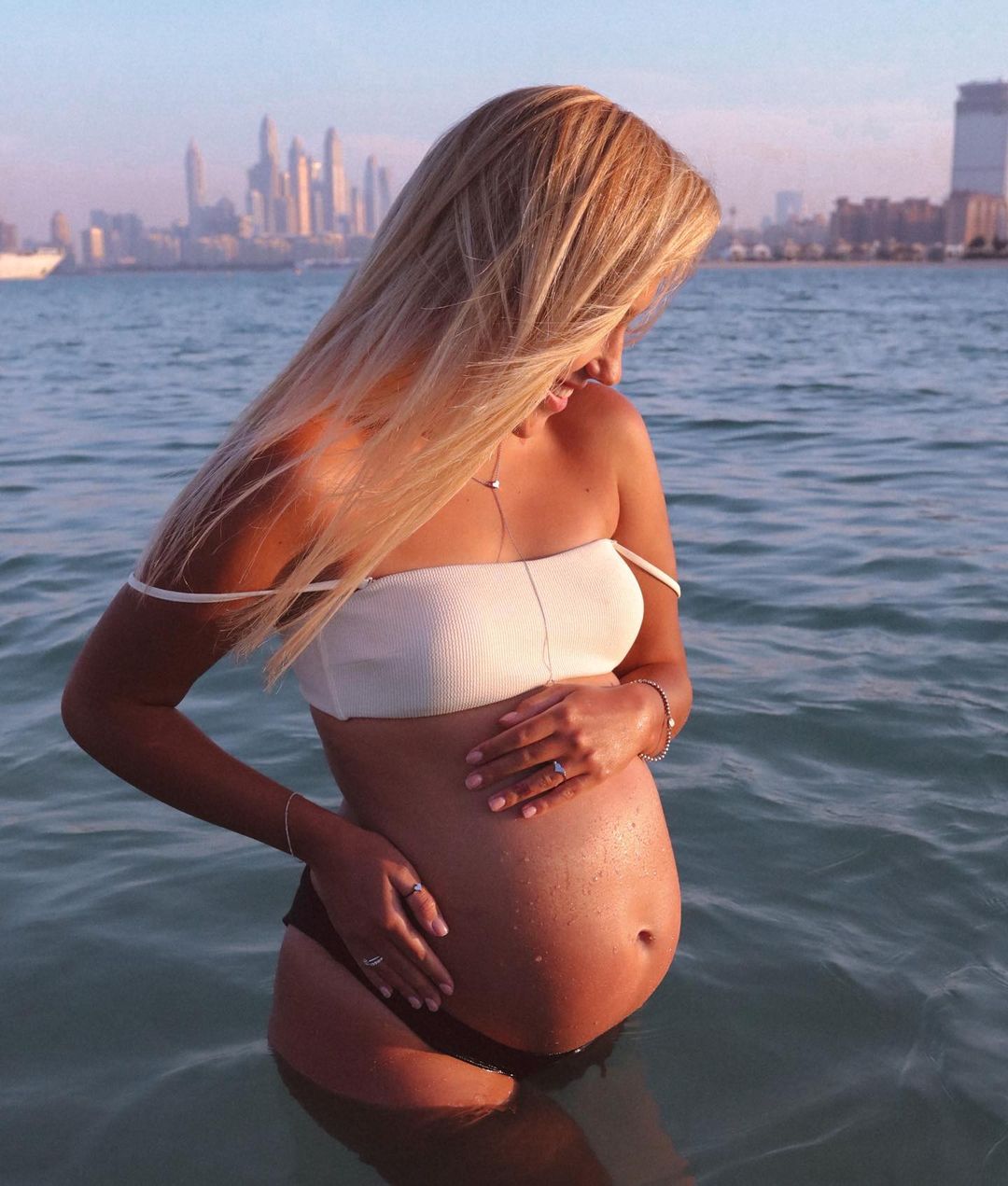 У вас двойня? Беременная Квиткова вызвала ажиотаж в сети фотосетом в бикини