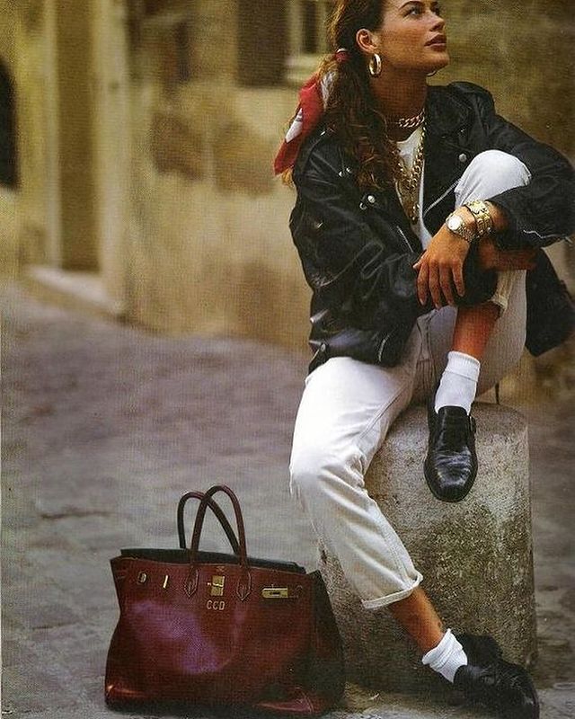 Носки с сандалями и новая база: стилист рассказала, какую обувь носить этим летом и весной