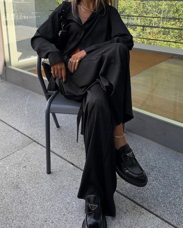 Носки с сандалями и новая база: стилист рассказала, какую обувь носить этим летом и весной