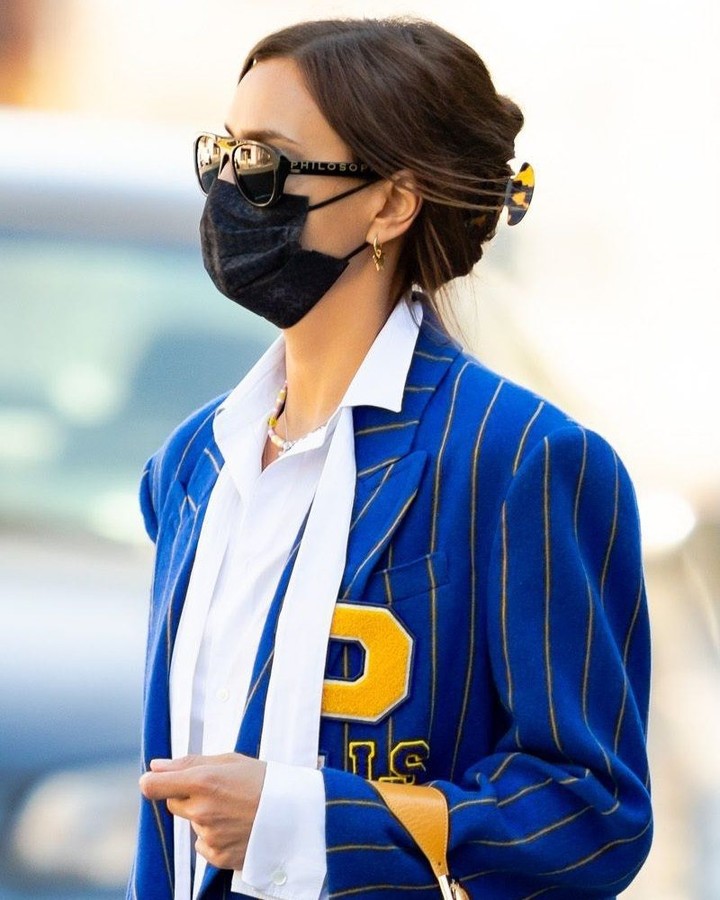 Пальто-рубашка и грубые ботинки: Ирина Шейк демонстрирует модный образ на каждый день