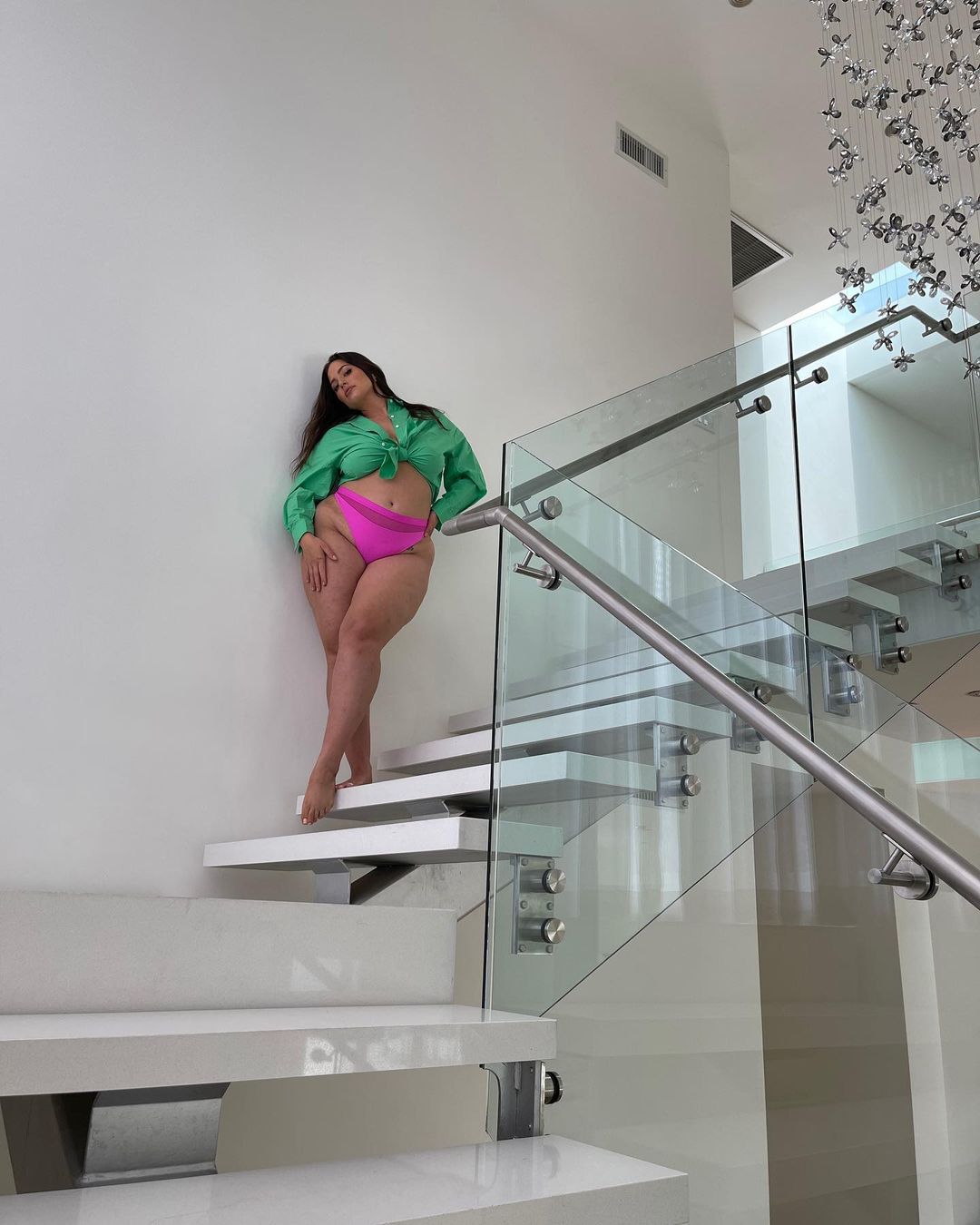 В крихітних стрінгах і сорочці: пишнотіла Ешлі Грем показала відверті домашні фото