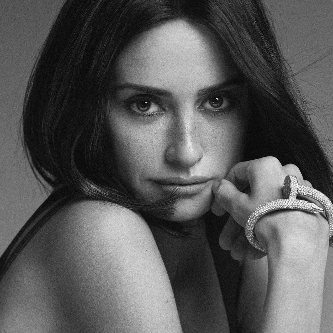 Вона не змінюється! 46-річна Пенелопа Крус красується на обкладинці глянцю у відвертому вбранні