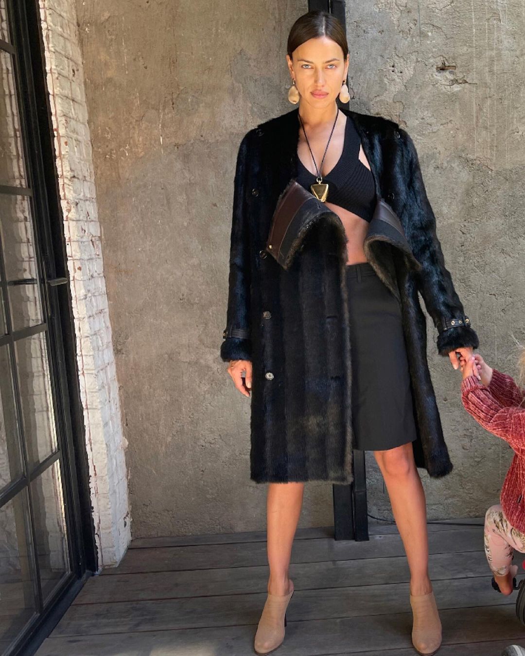 У шубі і шортах: напівоголена Ірина Шейк захопила розкішною фігурою