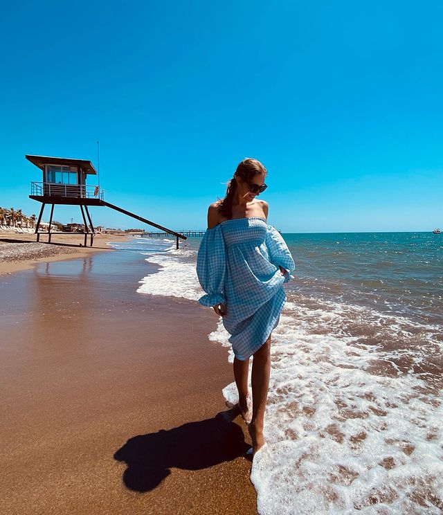 Сама нежность: скрывающая беременность Осадчая в свободном наряде покорила морским фотосетом