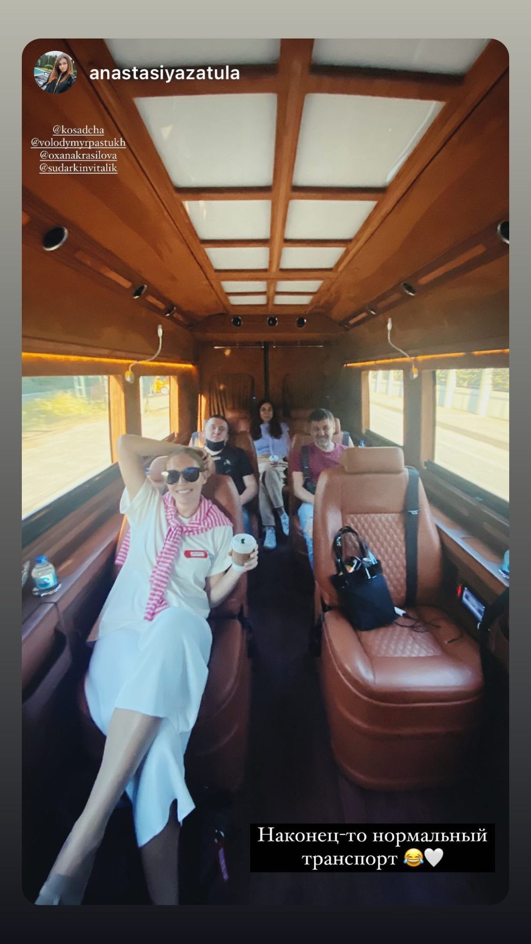 Сама нежность: скрывающая беременность Осадчая в свободном наряде покорила морским фотосетом