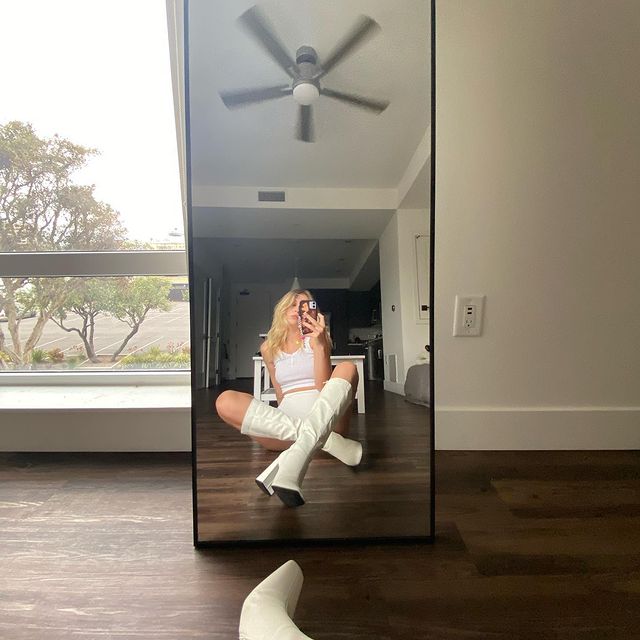 У мікротопі і трусиках: дочка Брежнєвої підірвала мережу домашнім фотосетом на підлозі