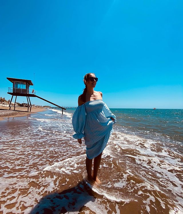 Сама нежность: скрывающая беременность Осадчая в свободном наряде покорила морским фотосетом