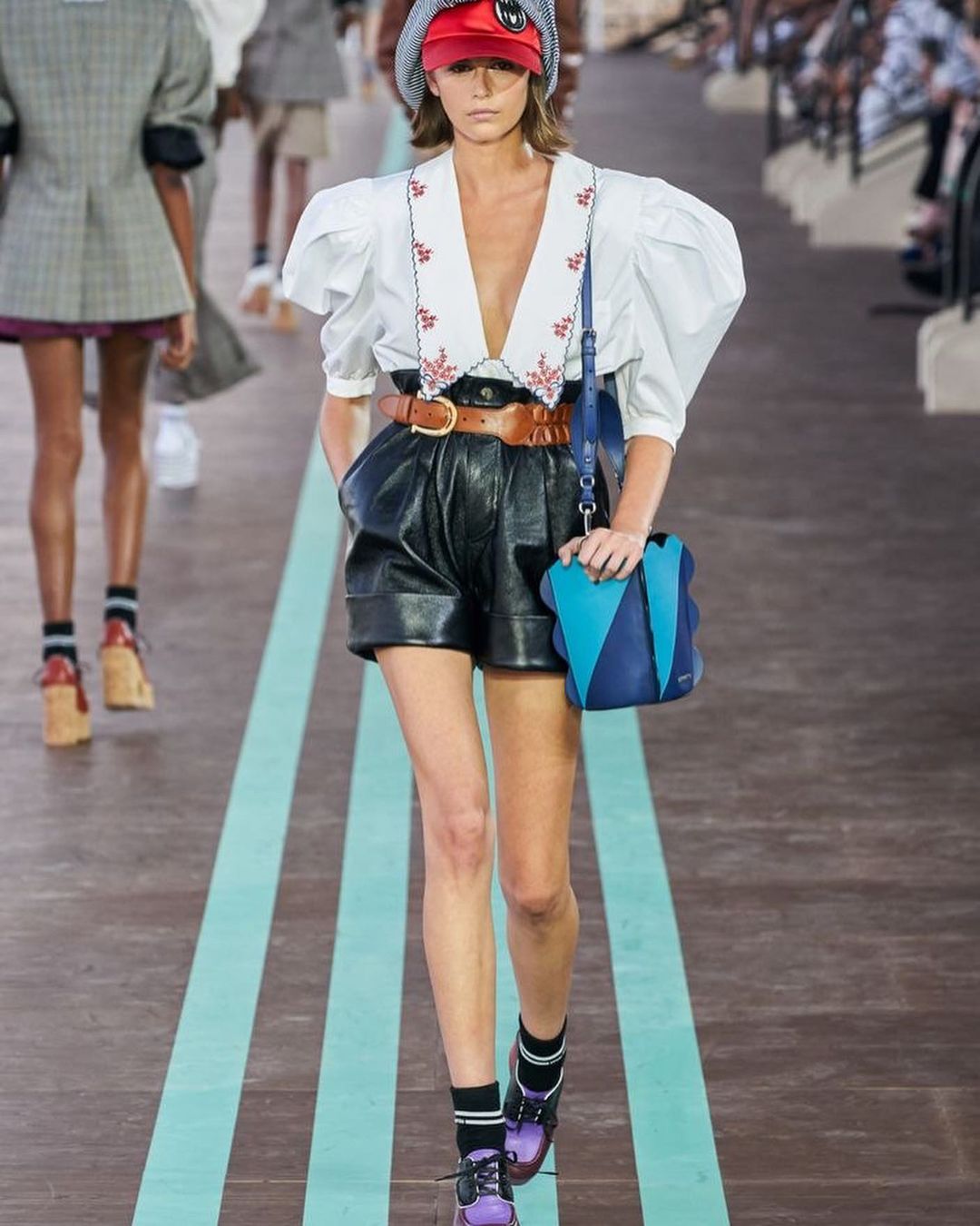 Новый тренд из Голливуда: стилист показала, как носить воротнички